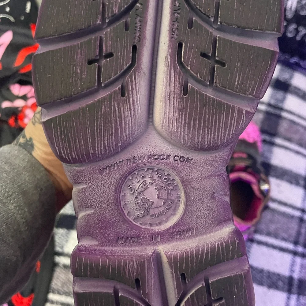 SOLD Pink New Rock Platform - Picture 3 of 6